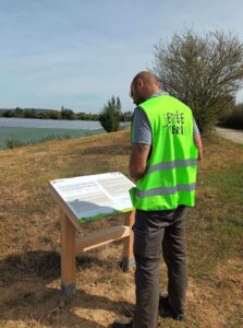 technicien Etcée Terra après installation d'un panneau pédagogique sur le site de Cintegabelle